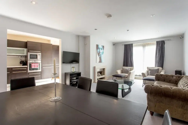 Stylish 2bed Apt With Free Parking/elevator