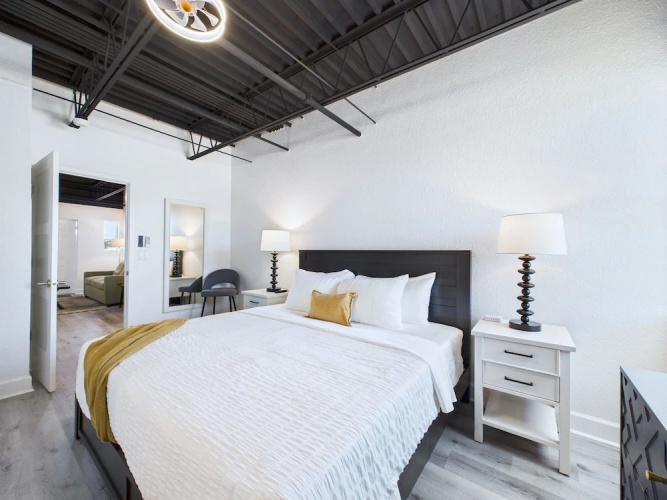 Modern Loft Near Port Beach Dining -unit 201