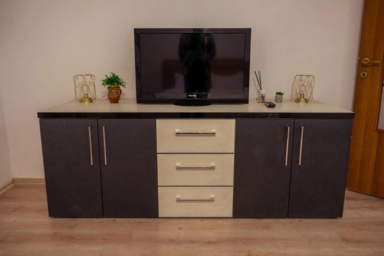 Lovely 2 bedroom, living and private bath apartment