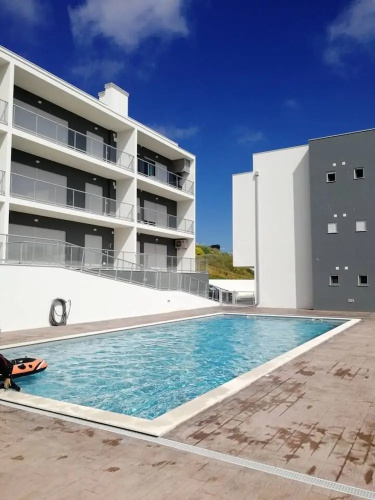 2 Bed Flat - Sleeps 6 - Pool - Parking - Wifi