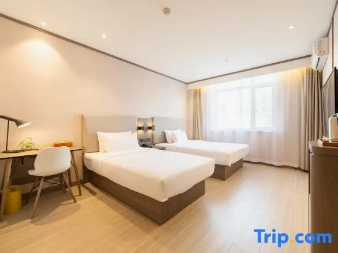 Standard Twin room with street view