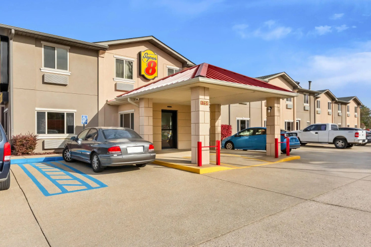Super 8 by Wyndham Bloomington University Area
