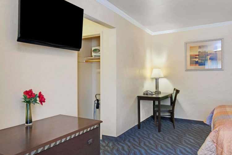 Super 8 By Wyndham Berkeley