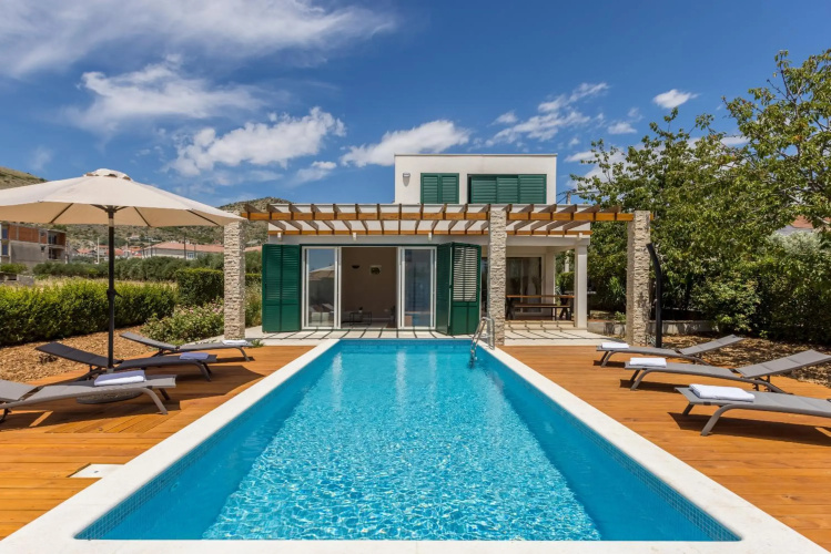 Villa Trogir close to beach save 15 percent on Split-villas com