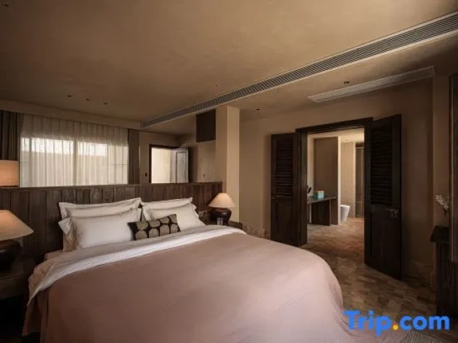 Suite with courtyard view