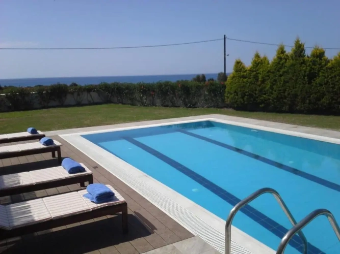 5 Bedrooms Villa