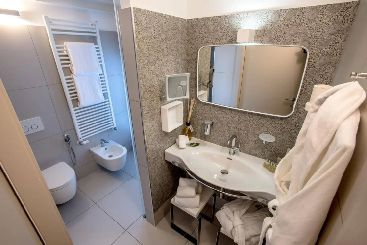 Uve Rooms & Wine Bar