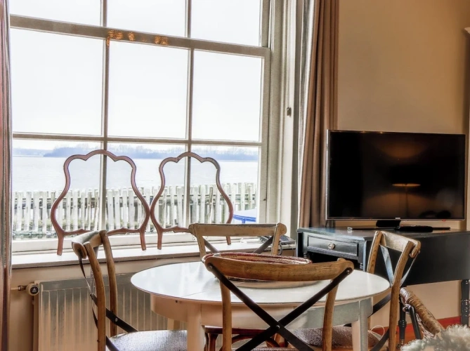 Basement Suite with harbour view