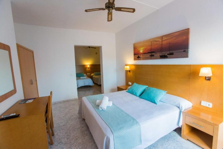 Standard Quadruple room with balcony
