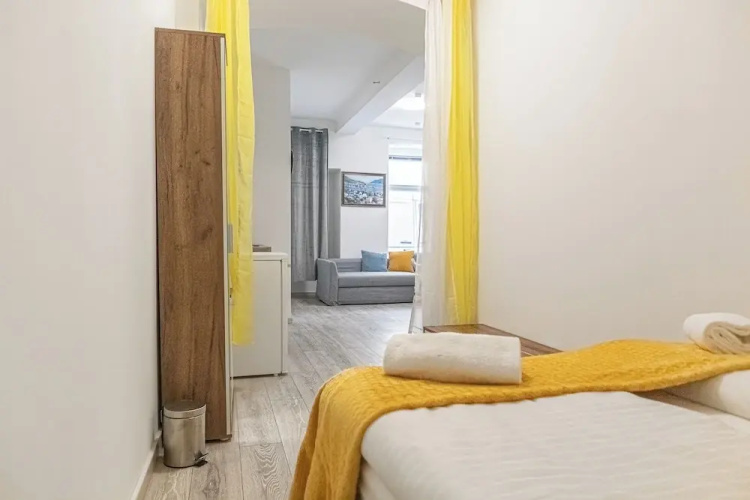 Elegant 3BR Apt Steps from Hauptbahnhof
