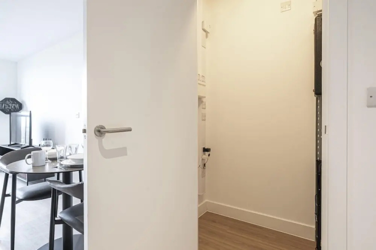 Modern Flat Near City Centre
