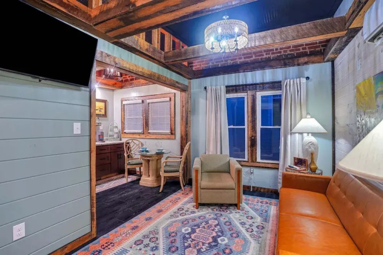 Stylish Retro Stay, Columbia House Unit D 1 Bedroom Apts