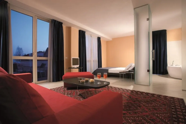 Standard Quadruple Club room with balcony