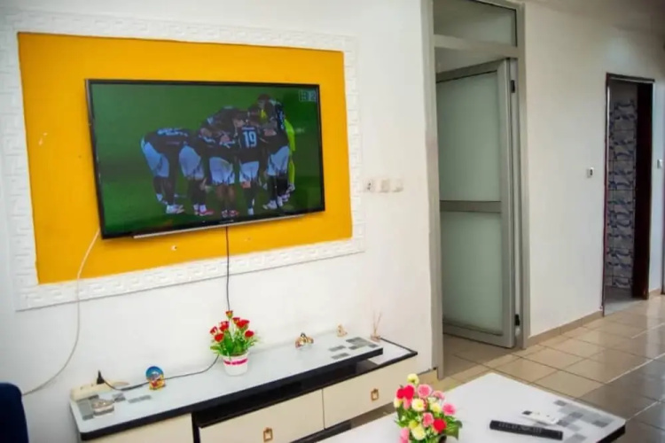 2 Bed Apt Sleeps 5 - Wifi, Parking, Balcony