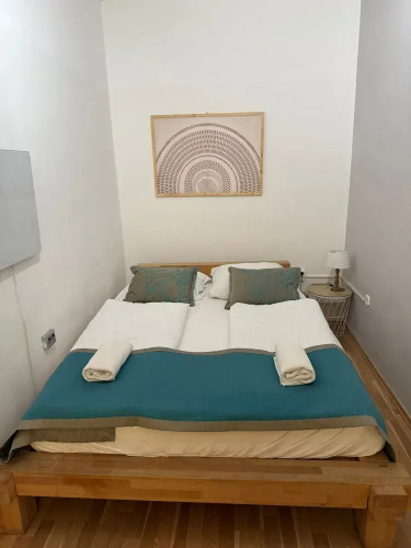 1BR Plus LR Apt Top Vienna Location