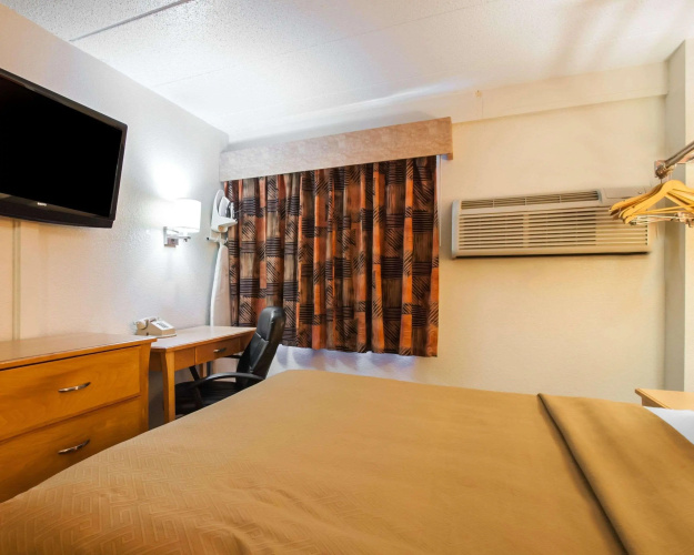 Econo Lodge Downtown North photo 7