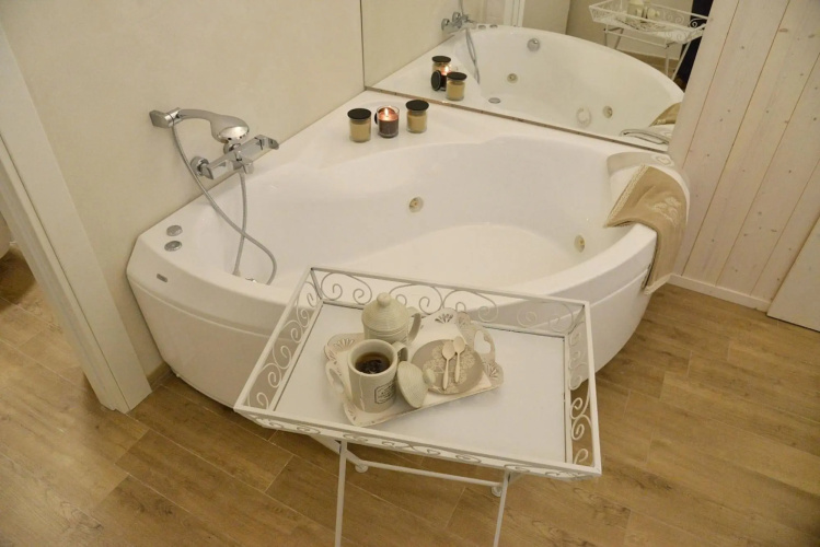 suite with Jacuzzi, central location, suitable for couples-Suite Vitti 5