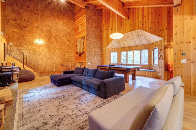 5 Mi to Donner Lake: Cabin w/ Deck + Pool Access!