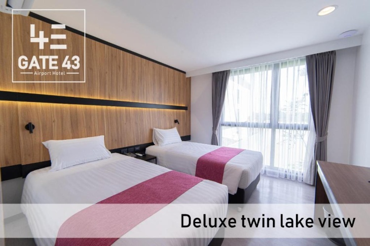 Standard Twin room with lake view