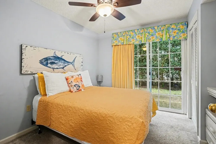 6F Cumberland - split level, 2 bedroom villa, full access!! 2 Condo
