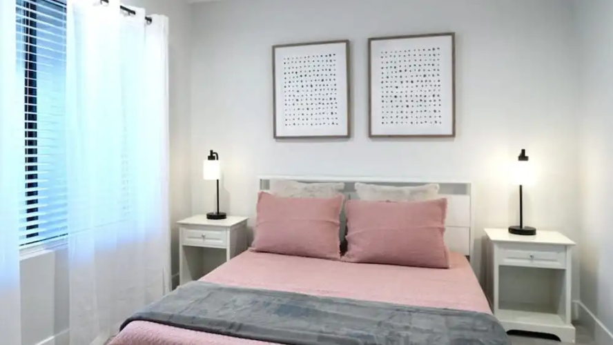 Beautiful 5-bdrm Vacation Home W/heated Pool !