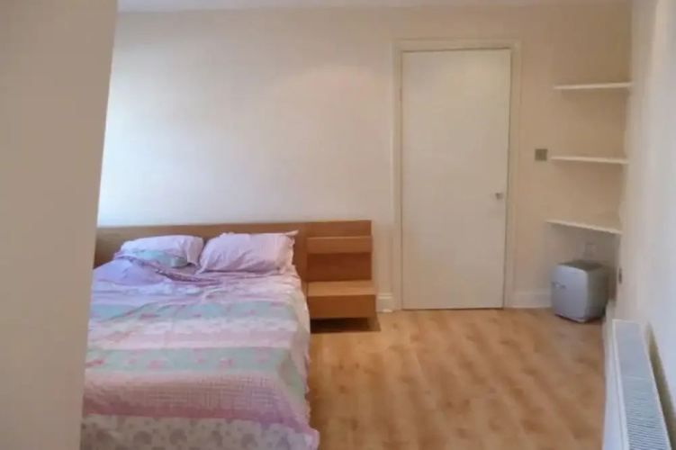 Modern 1 Bedroom Flat With Great Transport Links
