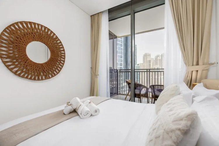 Waves - High-Rise Elegance: 2BR Apt with Marina Views