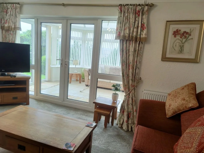Split Level Bungalow - Sleeps4 - Close to Walks