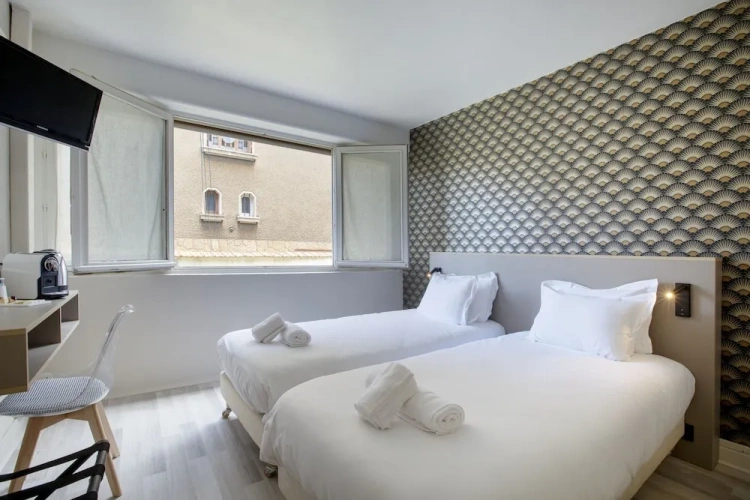Standard Twin room with garden view