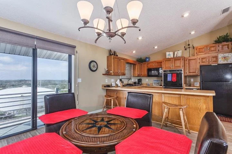 A Luna Sea 3 Br home by RedAwning