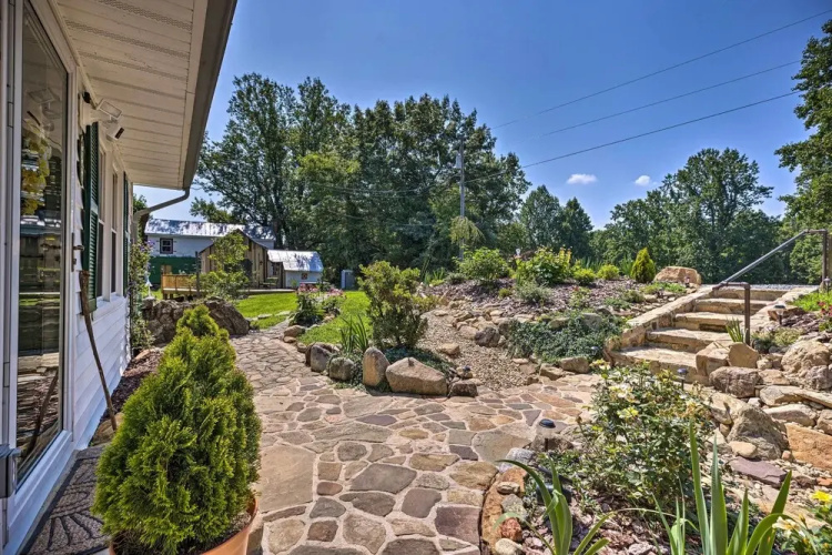 Charming Cottage < 10 Mi to Wineries & Skiing!