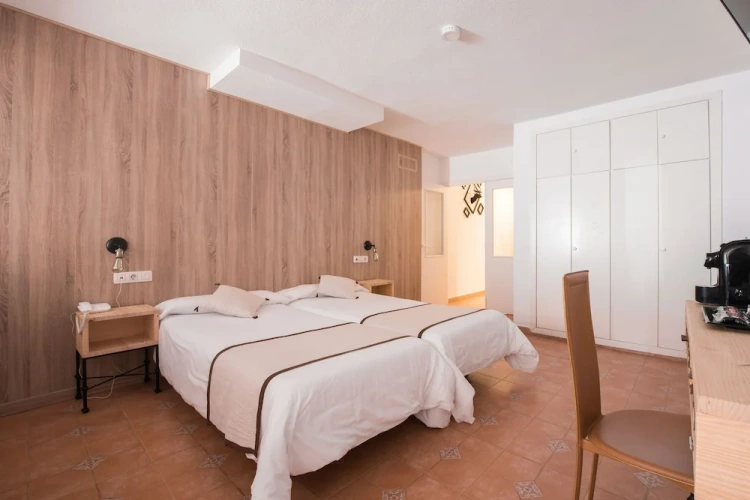 Standard Triple room