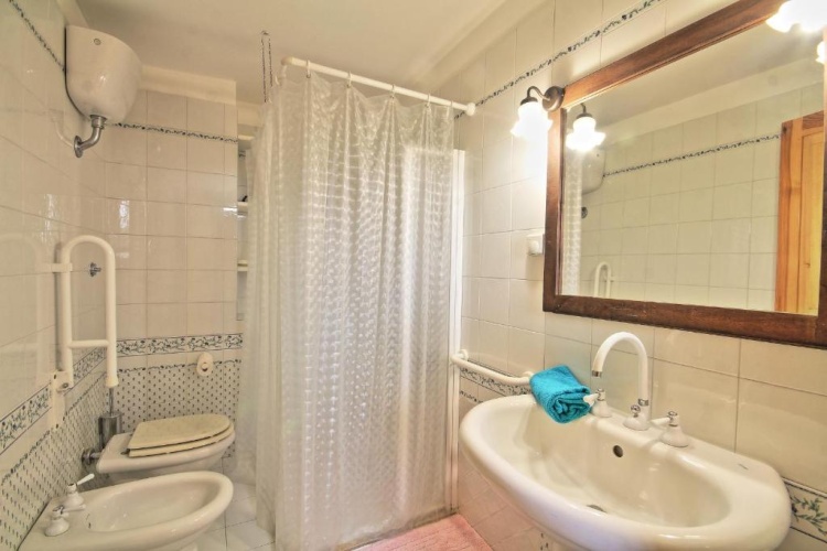 4 Bedrooms Cottage