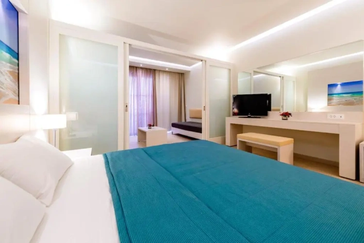 Junior Suite with pool view