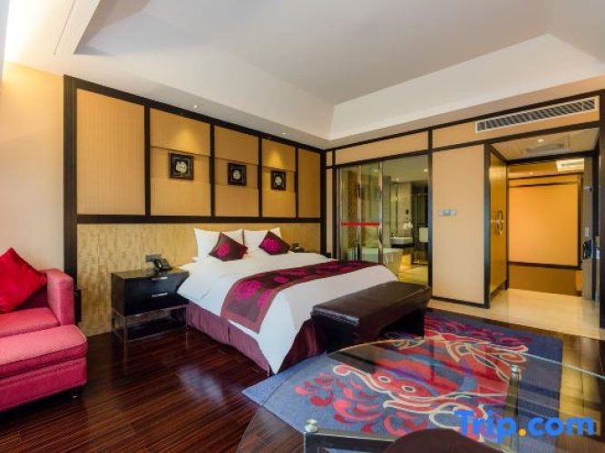 Deluxe Suite with lake view