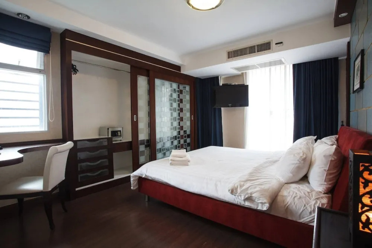 4C - 2 Bedroom Downtown Apartment With Shared Pool