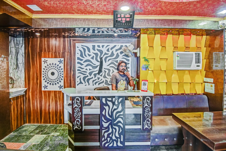 SPOT ON 62077 Hotel Ratnakar Plaza