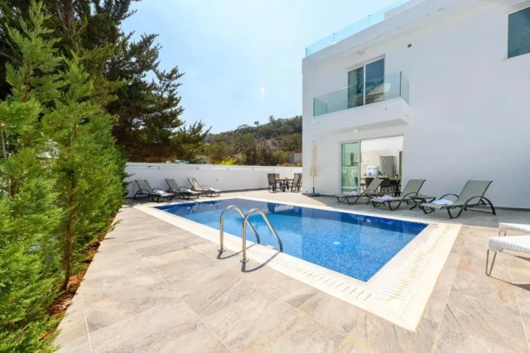 4 Bedrooms Villa