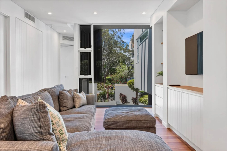 Exceptional Mooloolaba Beach Apt-Beach01