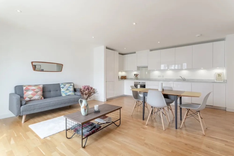 Stylish 2 Bedroom Flat With Balcony