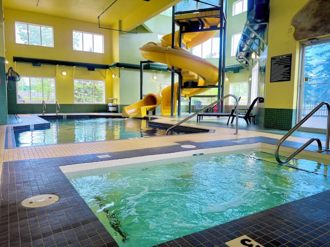 Super 8 by Wyndham Calgary Shawnessy Area photo 14
