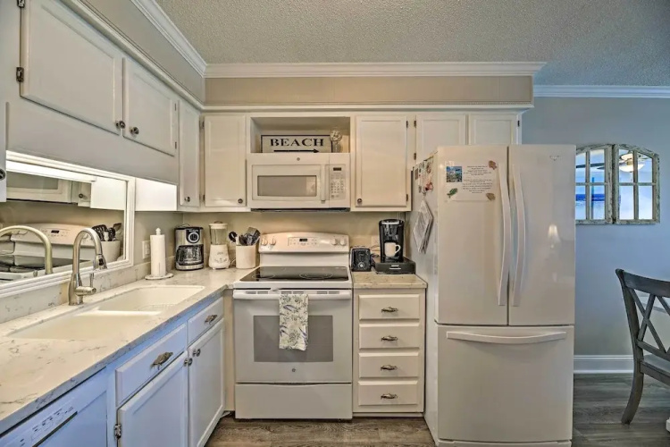 Walk to Beach: Ocean-view Atlantic Beach Condo!