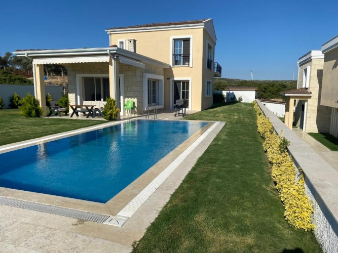 3 Bedrooms Villa