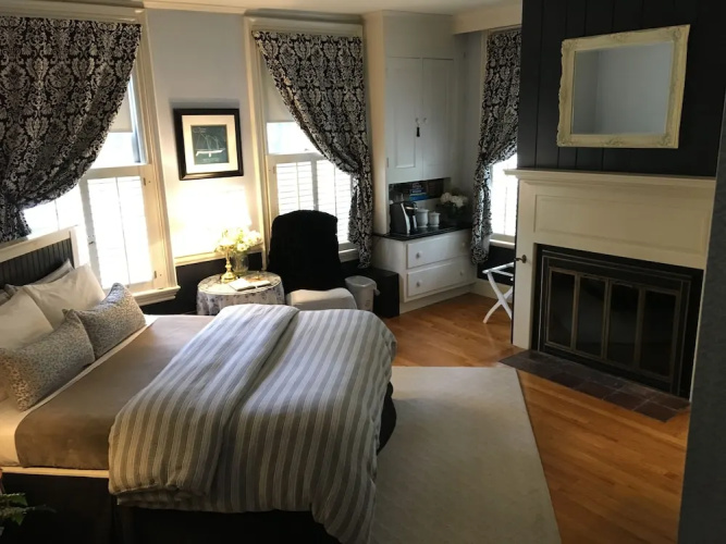 PineCrest Inn