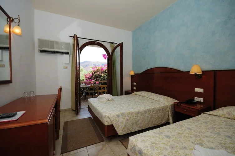 1 Bedroom Standard Triple room with balcony and with garden view