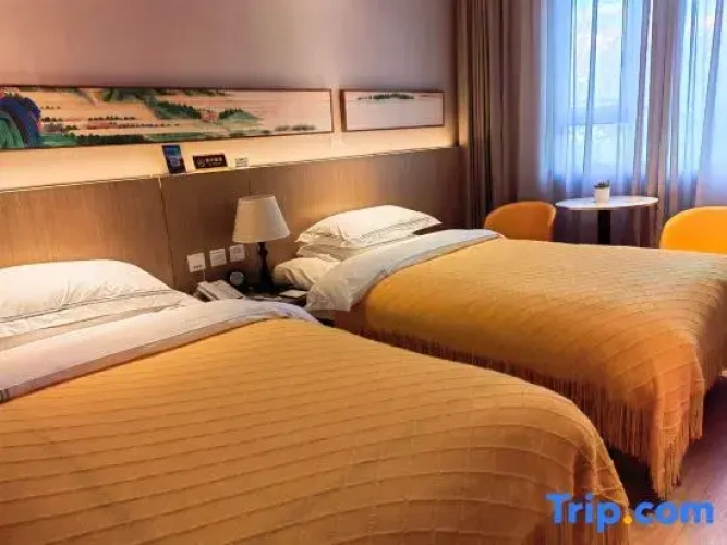 Standard Twin room with courtyard view