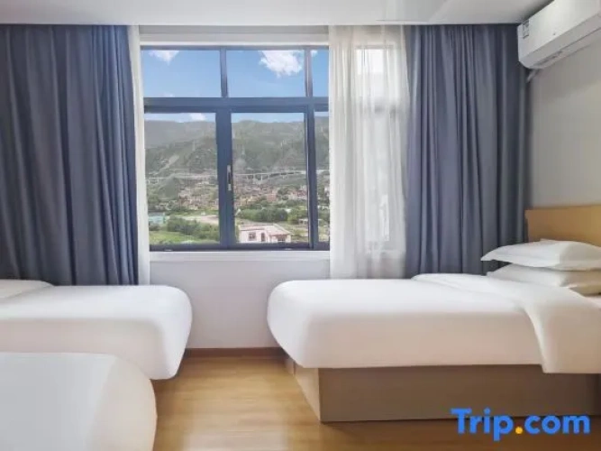 Deluxe Triple Attic room