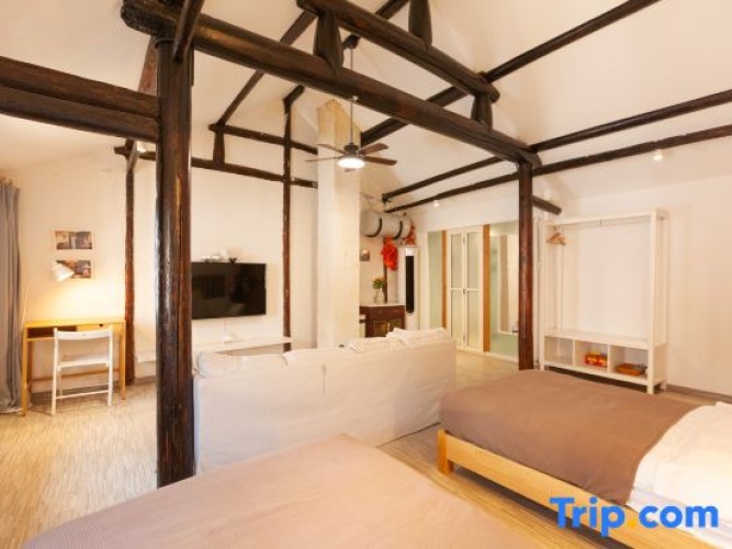 Deluxe Twin room with street view