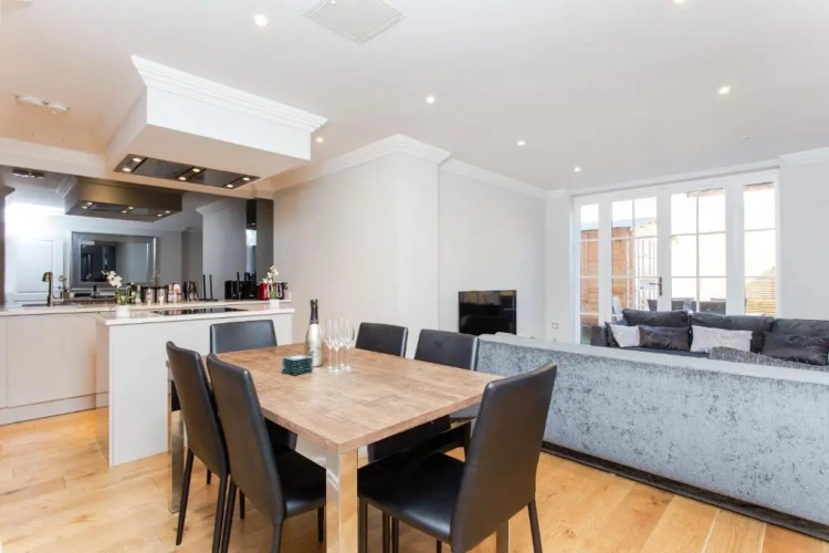 3 Bedrooms Apartment