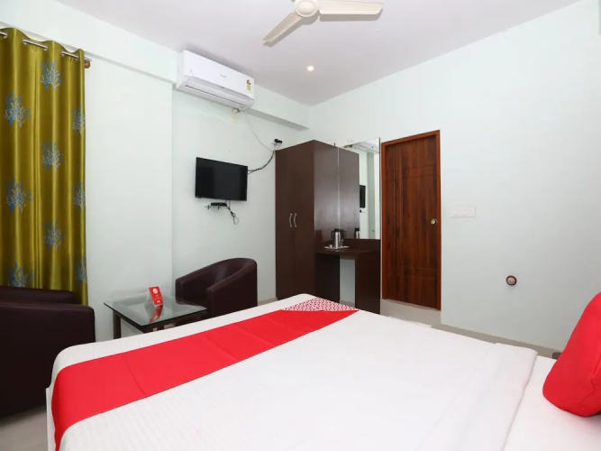OYO 15725 Golden Residency